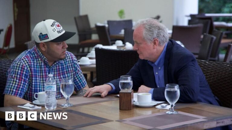 Maryland Sen Van Hollen meets Kilmar Ábrego García in El Salvador