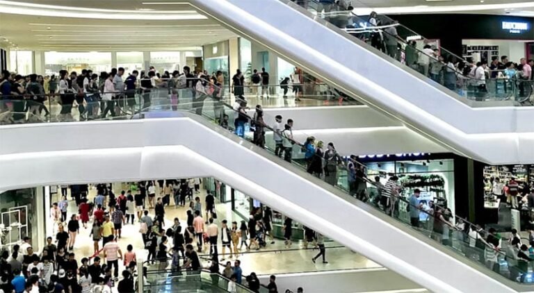 iPhone 17 launches in the UAE with queues out the door