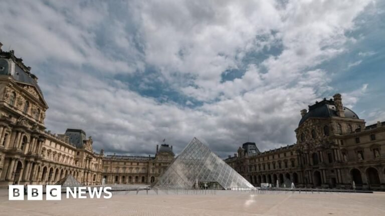 Louvre museum in Paris closed after robbery, French culture minister says Louvre museum in Paris closed after robbery, French culture minister says