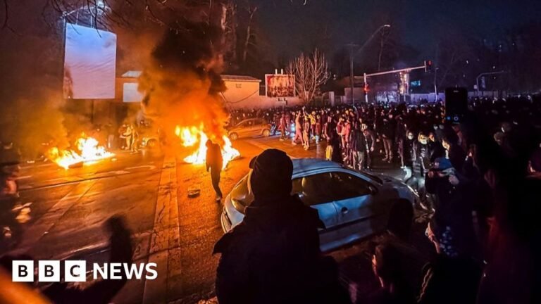 Iran protesters defy crackdown as videos show violent clashes Iran protesters defy crackdown as videos show violent clashes