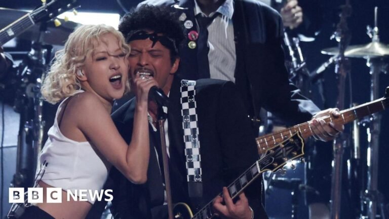 Rosé and Bruno Mars kick off Grammy Awards