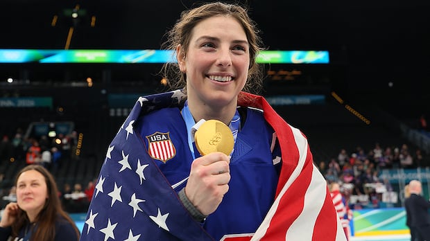 U.S. hockey star Hilary Knight delivers joke on SNL featuring women’s, men’s Olympic champions U.S. hockey star Hilary Knight delivers joke on SNL featuring women’s, men’s Olympic champions