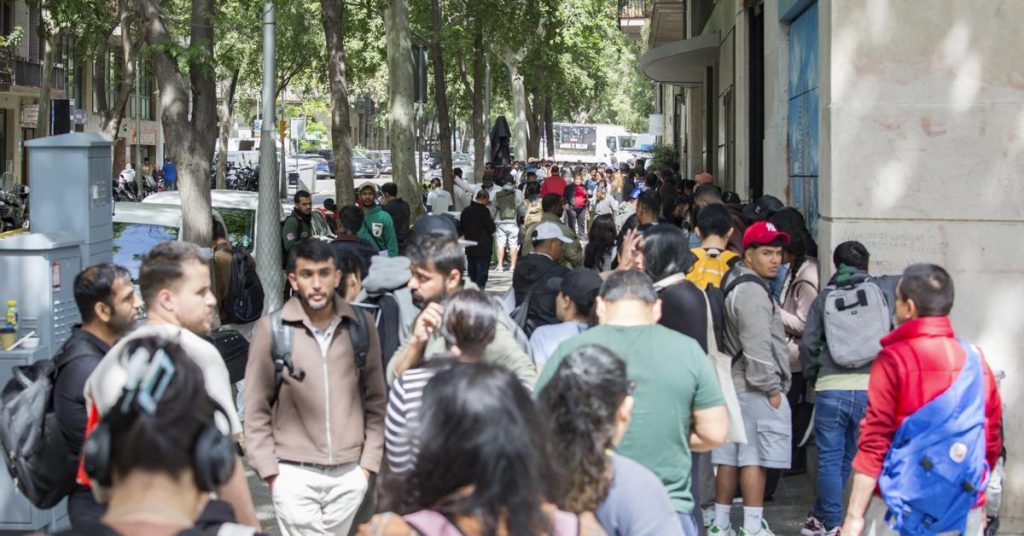 The Supreme Court doubts the legality of the regularization of migrants and is considering sending the case to Europe