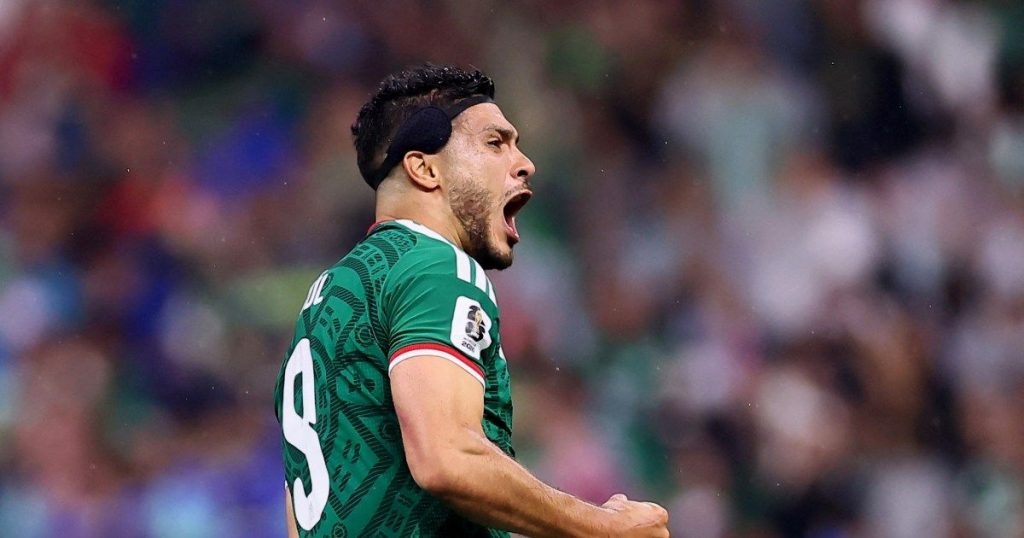 Mexico beat Ecuador 2-0 to reach World Cup last-16 and break 40