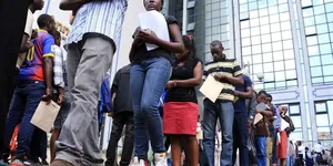 Photo of students lining up to submit their HELB details at Anniversary Towers in Nairobi County