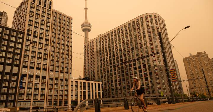 Wildfire Smoke Chokes Toronto As Environment Canada Issues Alert