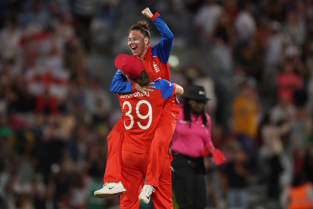 Sublime England see off South Africa for another shot at …